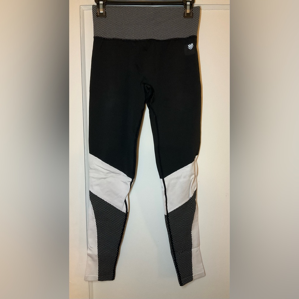 Forever 21 Black And White Workout Leggings Size Small